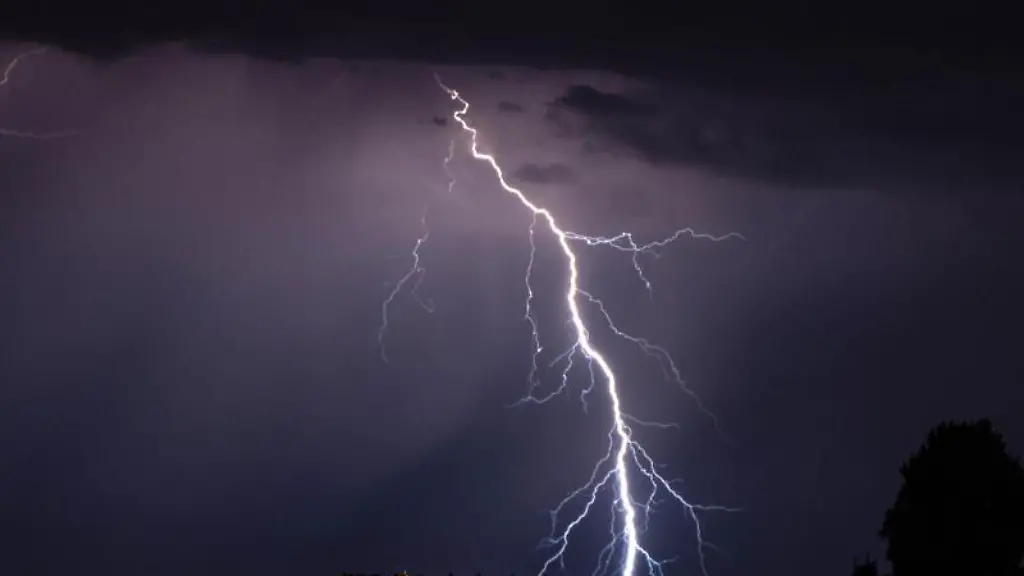 Blitze-gehen-waehrend-eines-Gewitters-in-der-Nacht-nieder