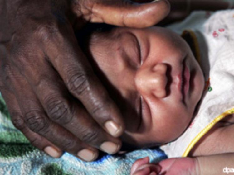 Babys von Schwarzen haben kurz nach der Geburt wesentlich hellere Haut als ihre Eltern.