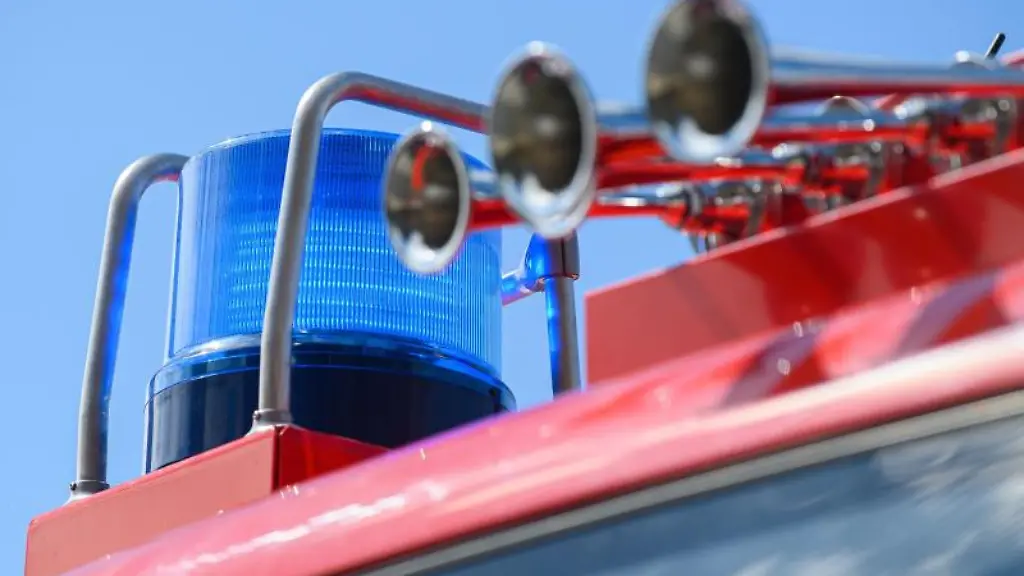 Das-Blaulicht-leuchtet-auf-einem-Einsatzfahrzeug-der-Feuerwehr