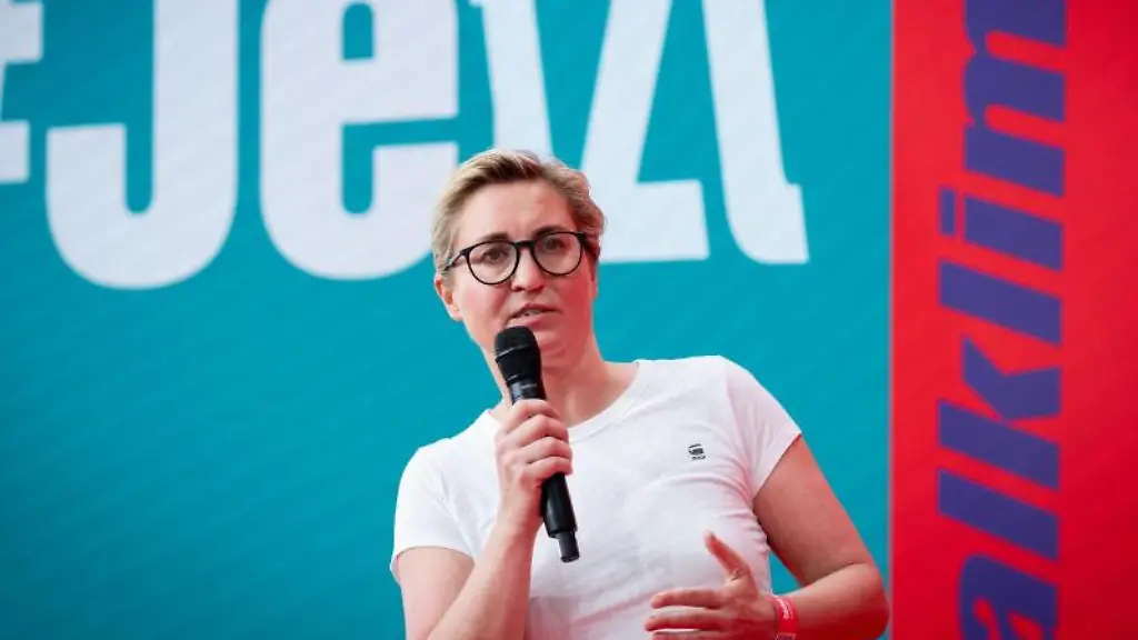 Susanne-Hennig-Wellsow-spricht-beim-Parteitag-der-Partei-Die-Linke