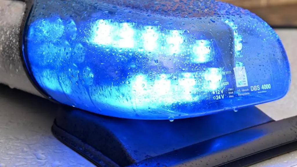 Ein-Streifenwagen-der-Polizei-steht-mit-eingeschaltetem-Blaulicht-an-einem-Einsatzort