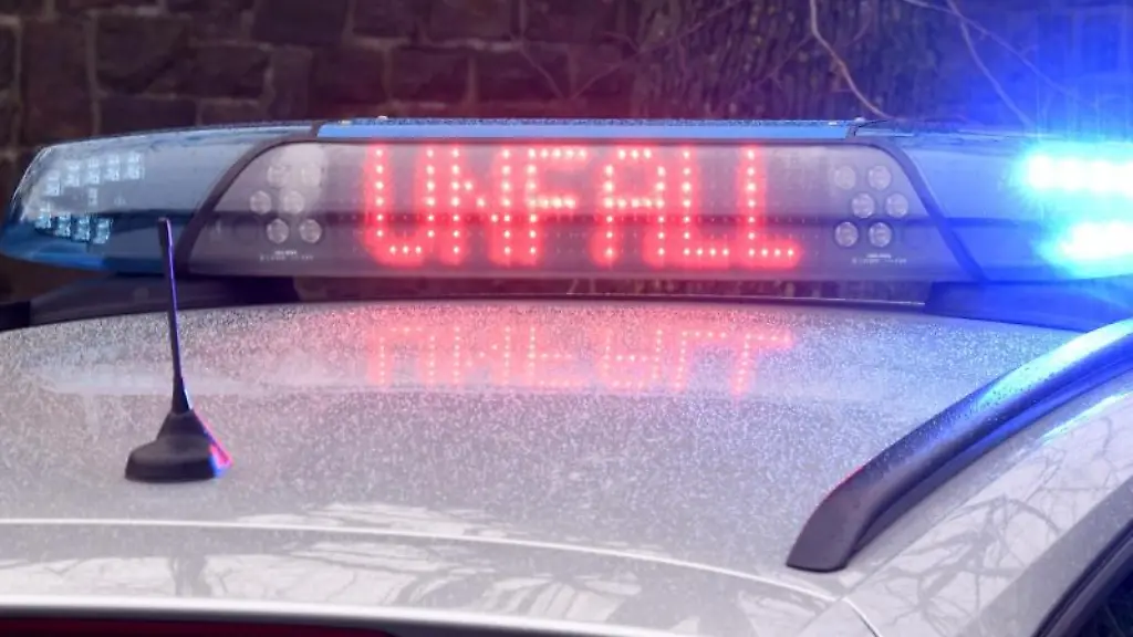 Die-Leuchtschrift-Unfall-auf-dem-Dach-eines-Polizeiwagens