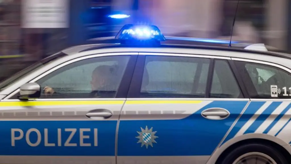 Ein-Fahrzeug-der-Polizei-faehrt-mit-Blaulicht