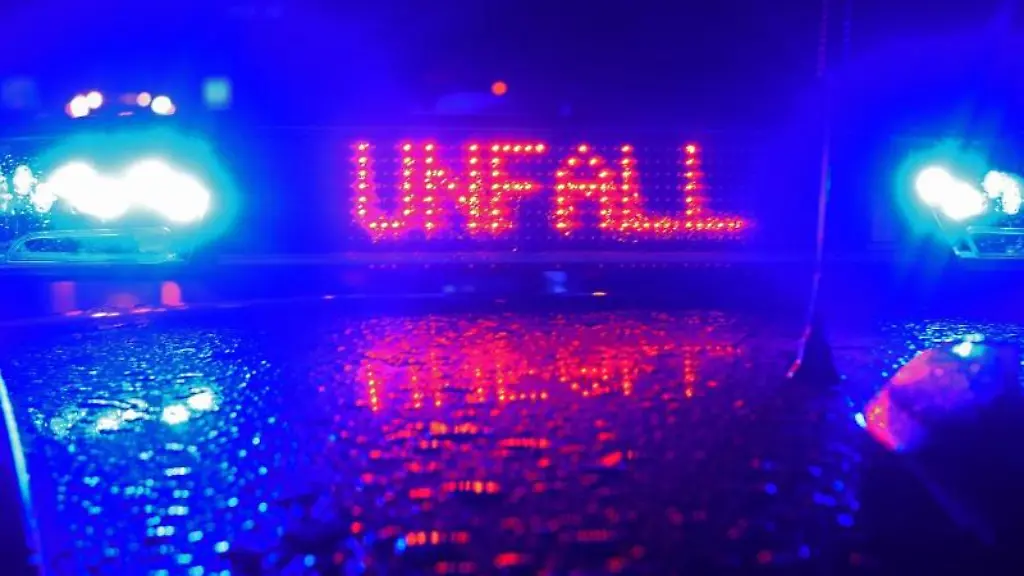 Der-Schriftzug-Unfall-leuchtet-auf-einem-Streifenwagen