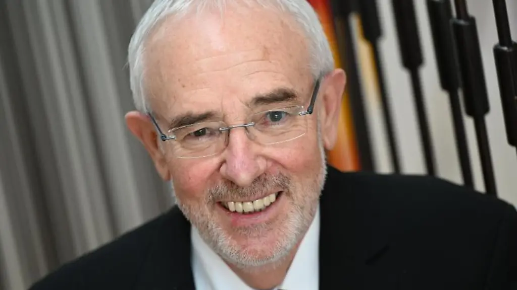 Alexander-Rossnagel-kommt-in-den-hessischen-Landtag