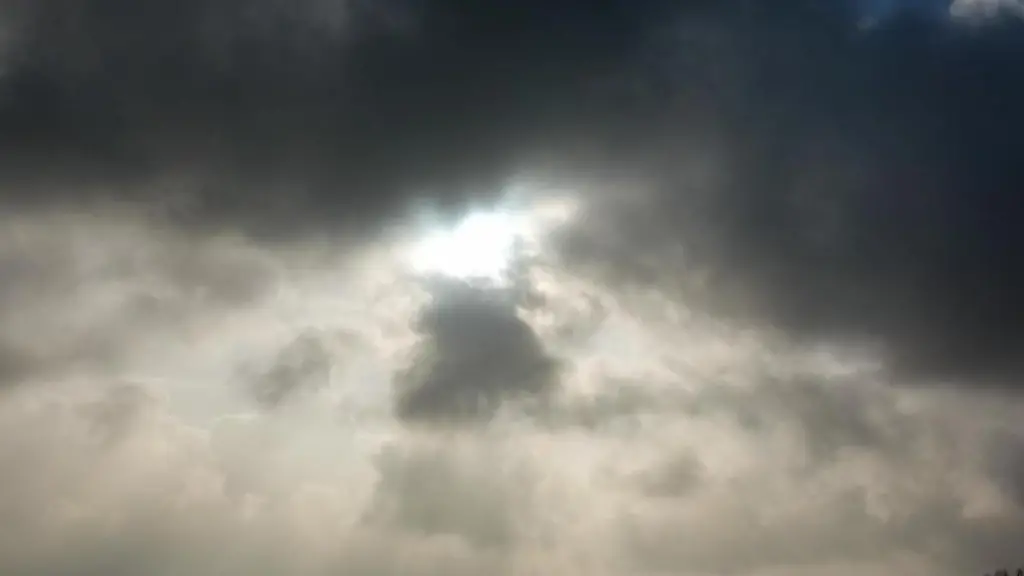 Die-Sonne-kommt-hinter-einer-dunklen-Wolkendecke-hervor