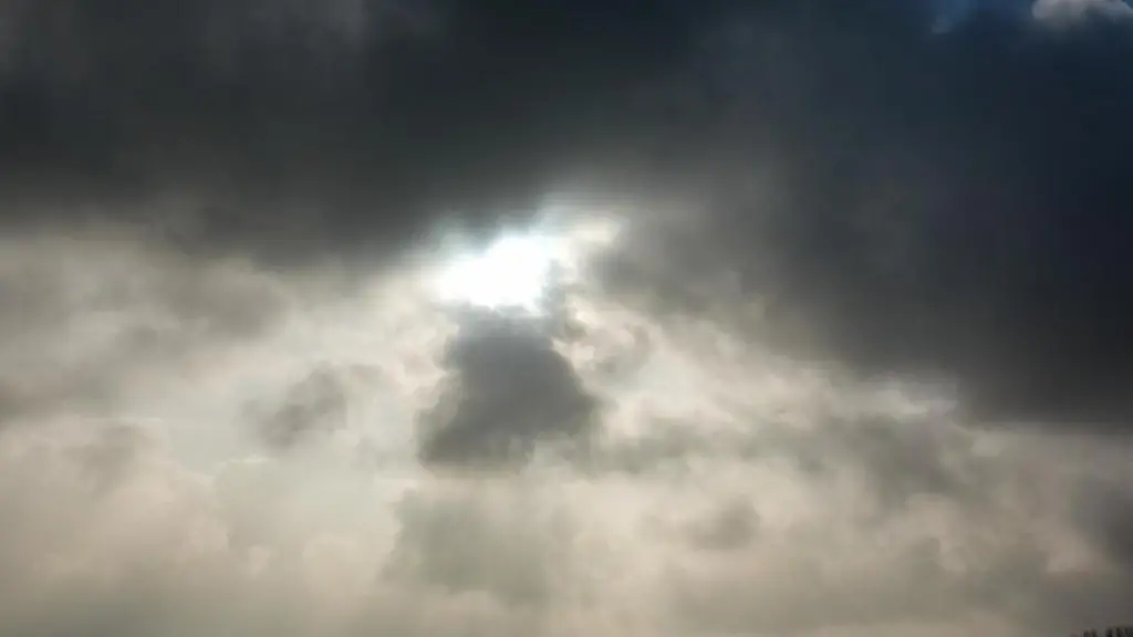 Die-Sonne-kommt-hinter-einer-dunklen-Wolkendecke-hervor