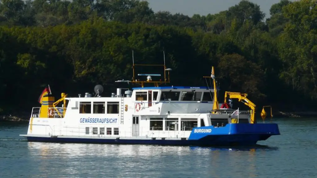 Das-rheinland-pfaelzische-Laborschiff-MS-Burgund-bei-einem-Einsatz