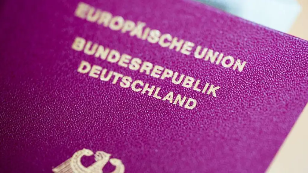 Blick-auf-einen-duetschen-Reisepass