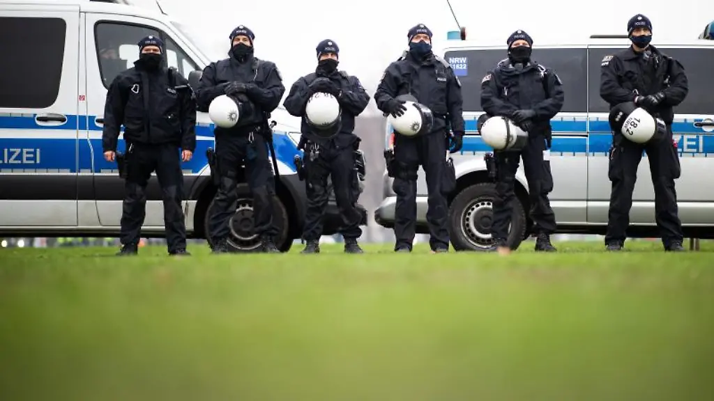 Polizisten-stehen-am-Rande-einer-Demonstration