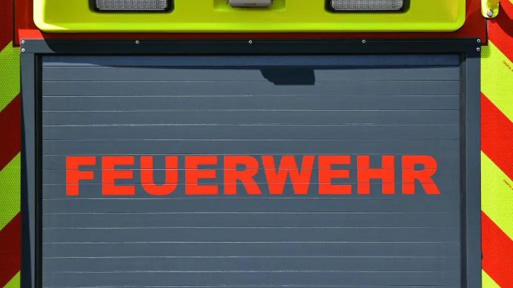 Der-Schriftzug-Feuerwehr-ist-auf-einem-Einsatzfahrzeug-angebracht