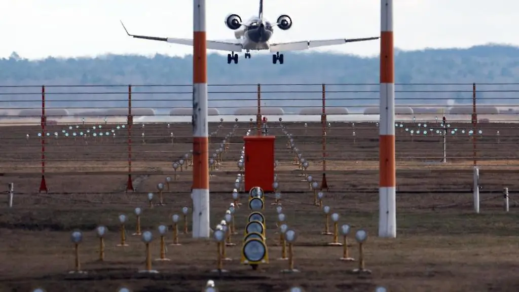 Ein-Flugzeug-landet-auf-dem-Flughafen-Koeln-Bonn