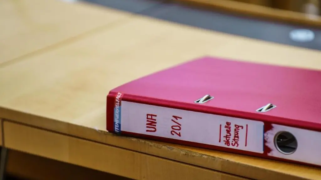 Ein-Ordner-UNA-20-1-liegt-auf-dem-Tisch-eines-Abgeordneten-im-Landtag