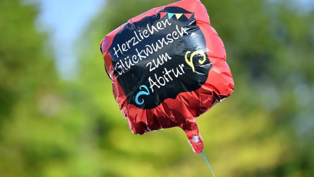 Herzlichen-Glueckwunsch-zum-Abitur-steht-auf-einem-Gasballon