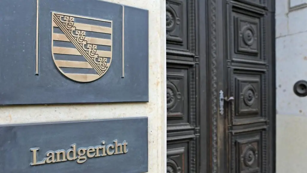 Das-Schild-am-Eingang-zum-Landgericht-Leipzig