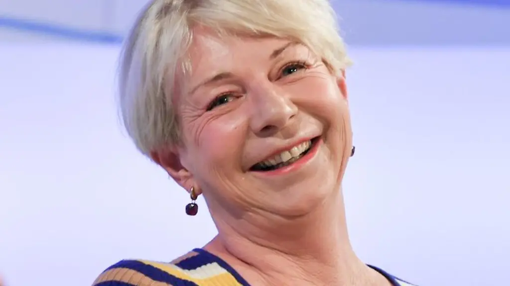 Krimiautorin-Rita-Falk-lacht-bei-einem-Gespraech-auf-der-Frankfurter-Buchmesse