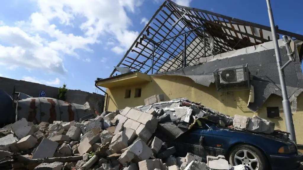 Ein-Haus-und-ein-Auto-sind-beschaedigt-nachdem-ein-Tornado-das-Dorf-Moravska-Nova-Ves-getroffen-hat