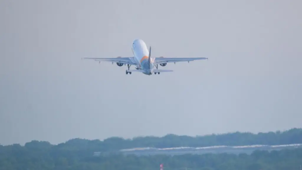 Ein-Flugzeug-hebt-am-fruehen-Morgen-von-der-Startbahn-ab