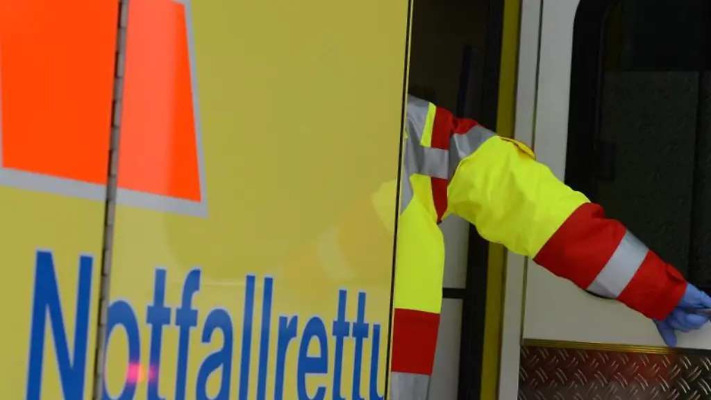 Ein-Rettungsassistent-steigt-in-einen-Rettungswagen