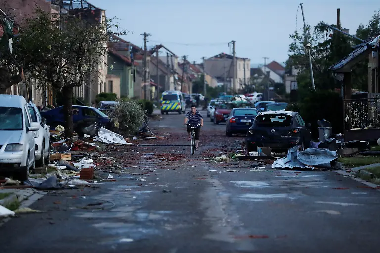 2021-06-25T025502Z-1203410523-RC2E7O9G27PE-RTRMADP-3-CZECH-WEATHER-TORNADO