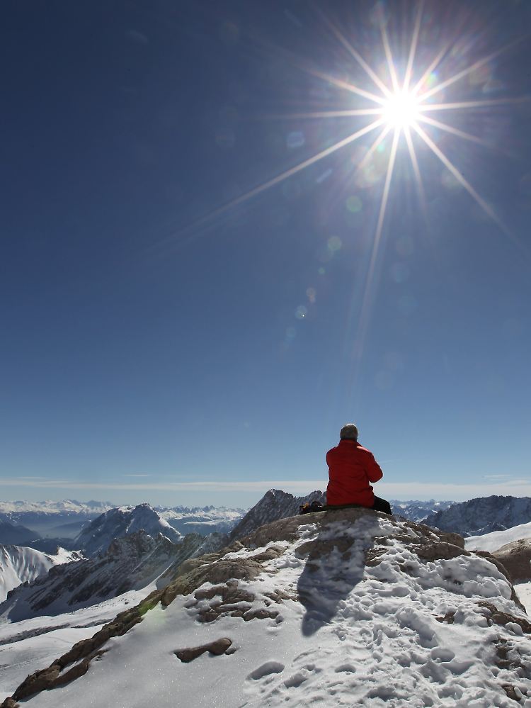 Sonnenbad statt Abfahrt: Für Wintersportler ist die Saison bald vorbei. (Bild: auf der Zugspitze bei Grainau)
