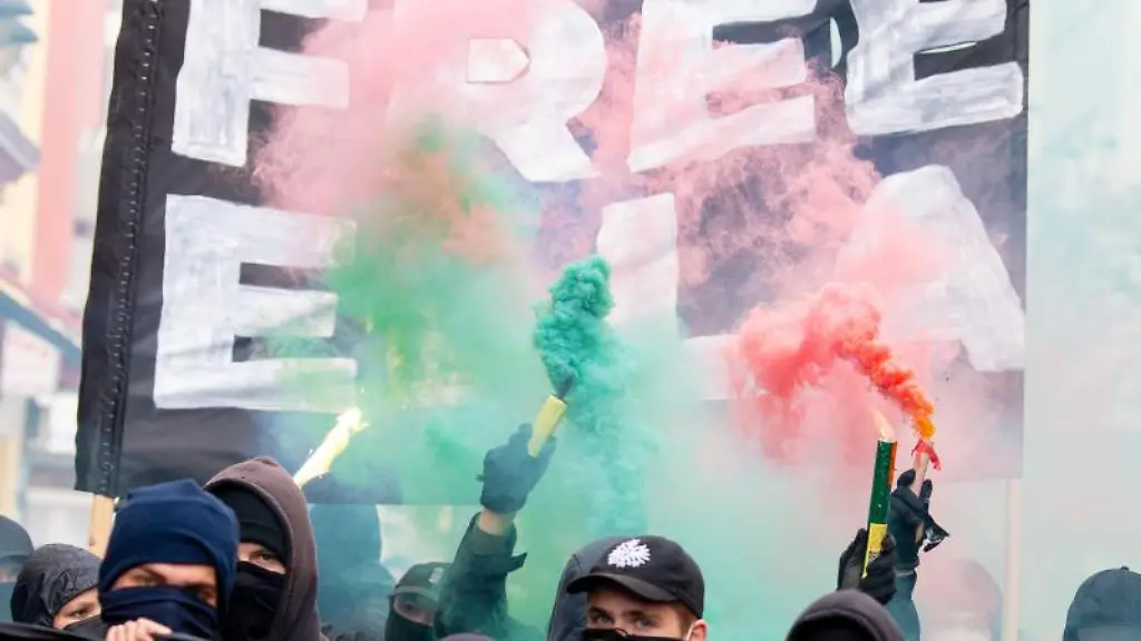 Mitglieder-verschiedener-Buendnisse-aus-der-linken-und-Umweltschuetzer-Szene-demonstrieren-bei-einem-Umzug-in-Frankfurt-Bockenheim-gegen-die-Haftstrafe-fuer-eine-Aktivistin-aus-dem-Dannenroeder-Forst