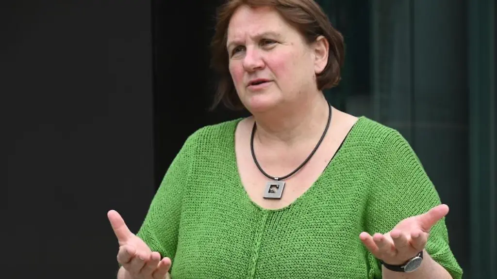 Theresa-Schopper-Buendnis-90-Die-Gruenen-Kultusministerin-von-Baden-Wuerttemberg-steht-vor-dem-Landtag