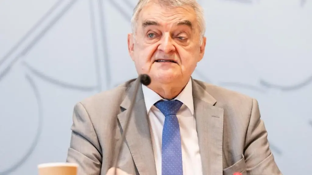 Herbert-Reul-CDU-Innenminister-von-Nordrhein-Westfalen-spricht