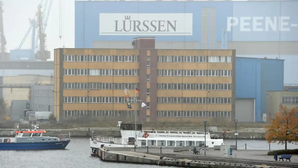 Das-Logo-der-Luerssen-Werft-haengt-an-einer-Schiffbauhalle