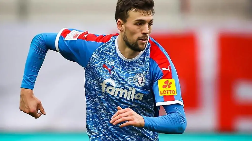 Jonas-Meffert-damals-noch-bei-Kiel-spielt-den-Ball