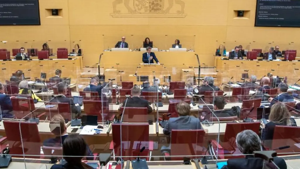 Markus-Soeder-CSU-Ministerpraesident-von-Bayern-spricht-bei-einer-Sondersitzung-des-bayerischen-Landtags