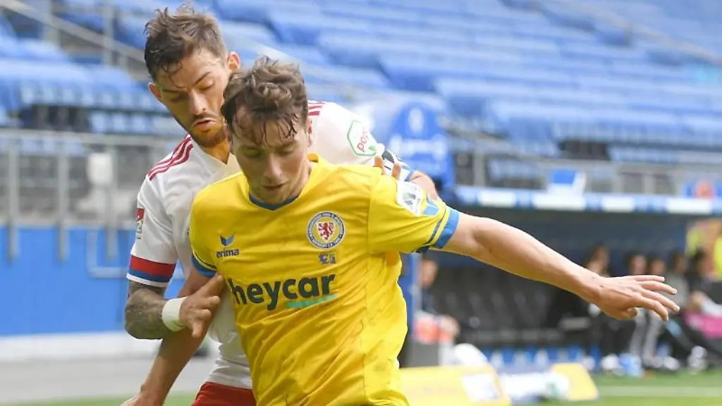Braunschweigs-Yari-Otto-schirmt-den-Ball-vor-Hamburgs-Tim-Leibold-ab