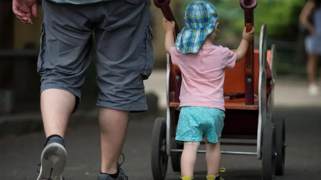 Ein-Mann-geht-mit-seinem-Sohn-spazieren