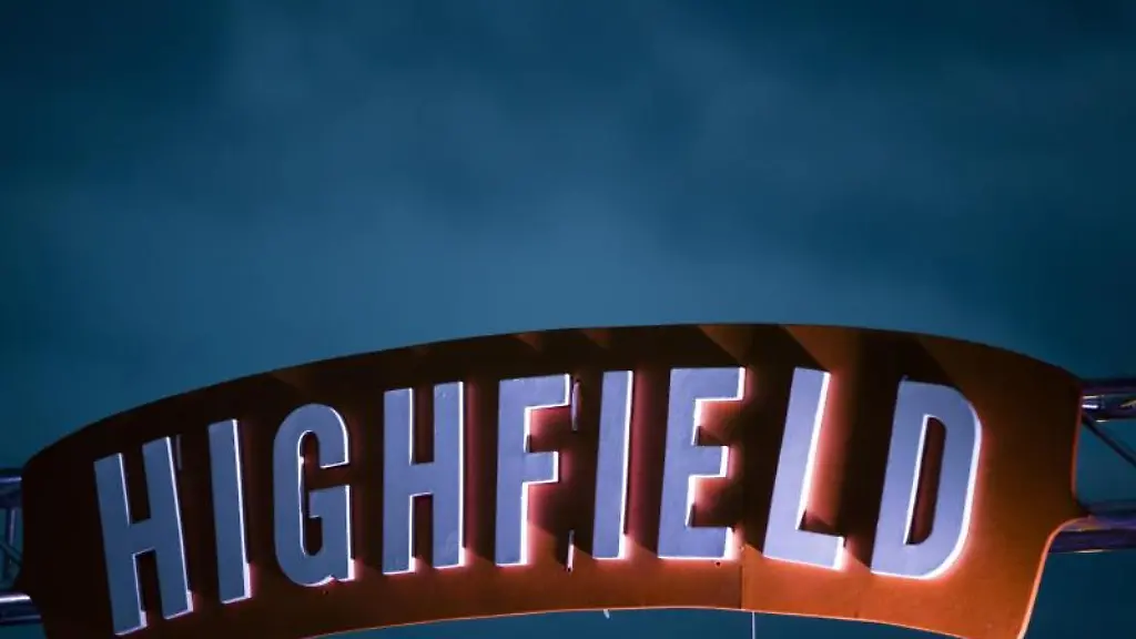 Dunkle-Regenwolken-ziehen-hinter-dem-Schild-Highfield-Festival-auf
