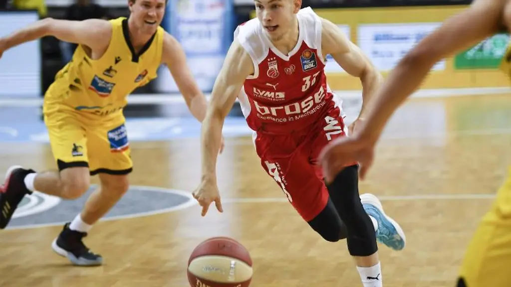 Bennet-Hundt-R-in-Aktion-fuer-Brose-Bamberg