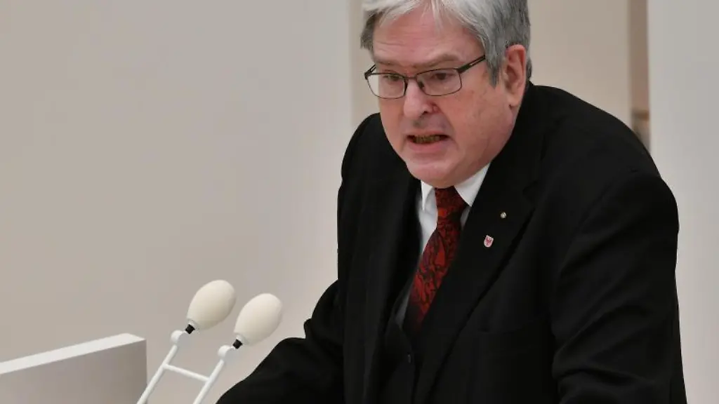 Wirtschaftsminister-Joerg-Steinbach