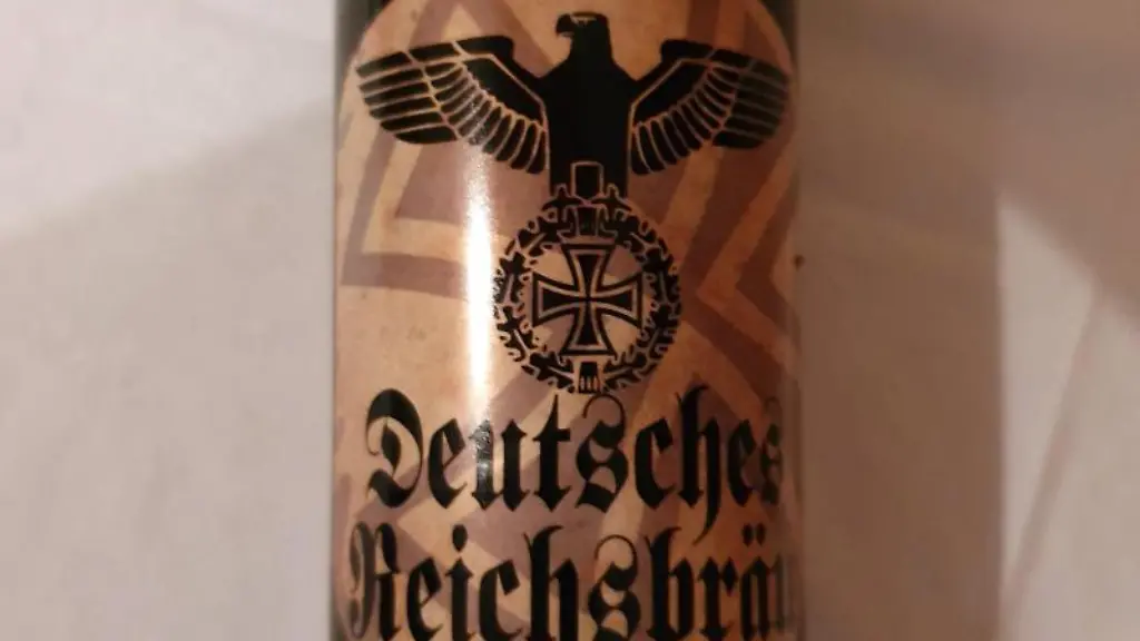 Eine-Bierflasche-mit-der-Aufschrift-Deutsches-Reichsbraeu