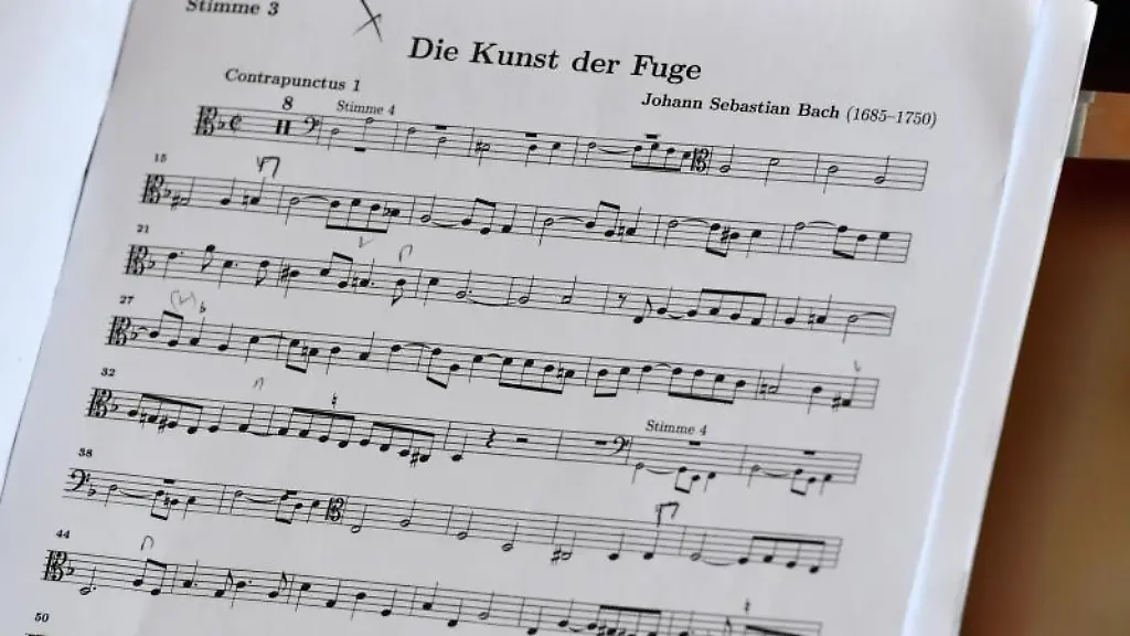 Die-Noten-fuer-Die-Kunst-der-Fuge-von-Johann-Sebastian-Bach-liegen-auf-dem-Notenstaender