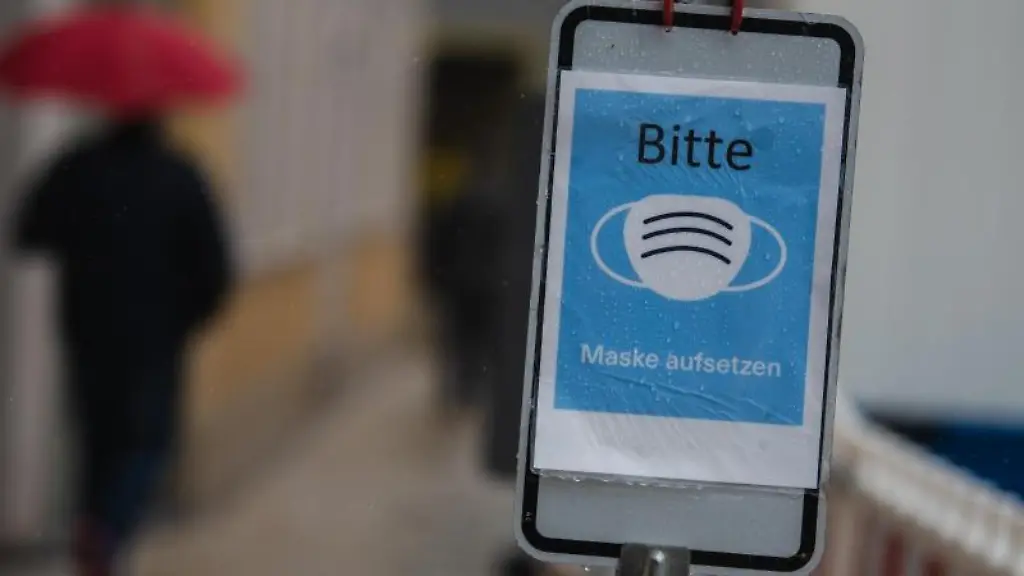 In-der-Schweinfurter-Innenstadt-ist-ein-Schild-aufgestellt-das-auf-die-Maskenpflicht-hinweist