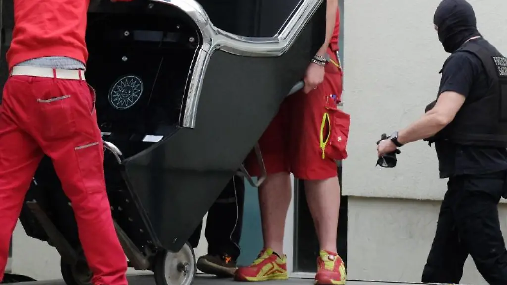 Bei-einer-Razzia-in-der-Eisenbahnstrasse-in-Leipzig-wird-ein-Spielautomat-aus-einem-Cafe-verladen