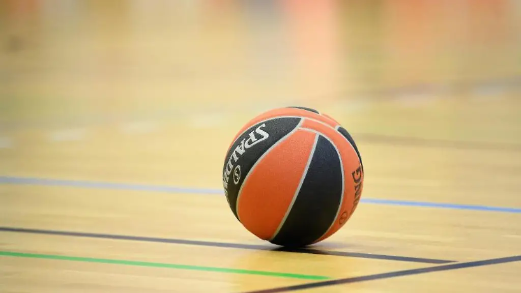 Ein-Ball-liegt-auf-einem-Basketball-Spielfeld