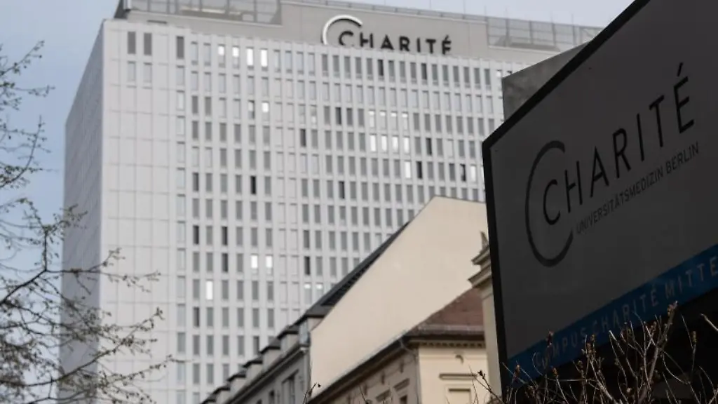 Blauer-Himmel-ist-ueber-dem-Bettenhaus-der-Charite-in-Berlin-Mitte-zu-sehen