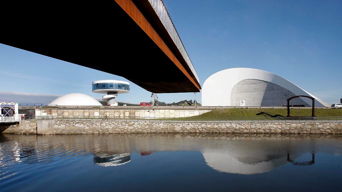 Anders als im ganz aufs Auto ausgerichteten Brasilia: eine Fußgängerbrücke führt zum Niemeyer-Kulturzentrum.