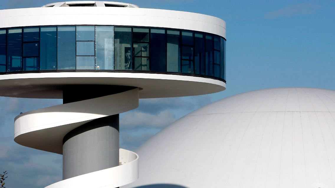 Die Ausstellungs- und Kunsthalle mit ihrer Kuppel wirkt wie ein großes Ufo.