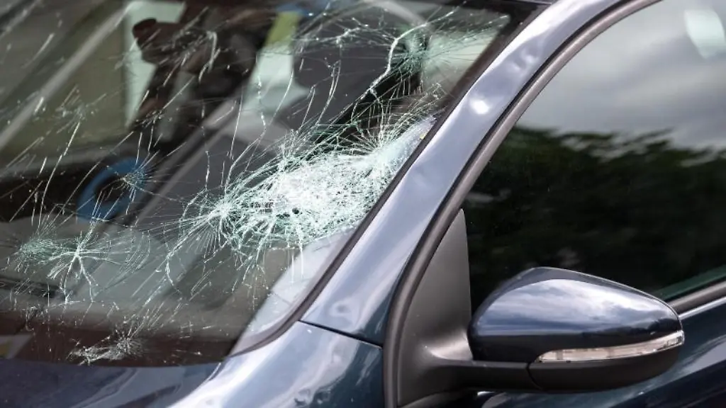 Die-Windschutzscheibe-eines-Autos-ist-nach-einem-Unwetter-beschaedigt