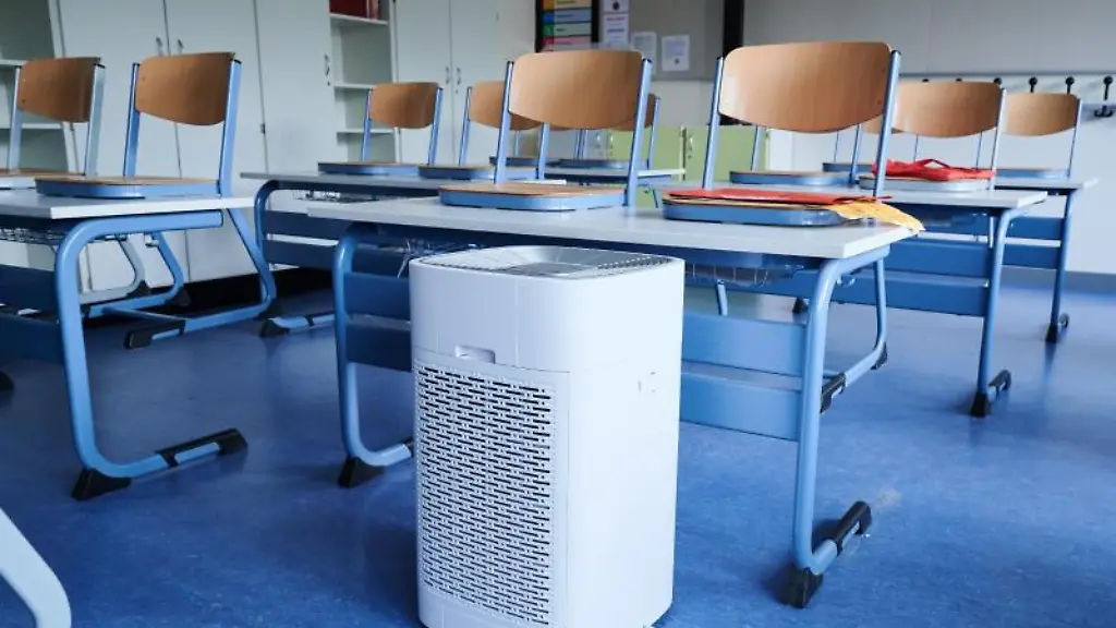 Ein-Luftreinigungsgeraet-steht-in-einem-Klassenraum-einer-Grundschule