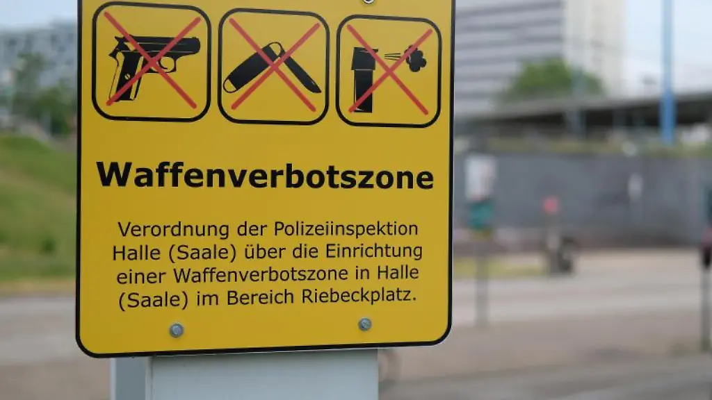 Ein-Schild-deutet-auf-eine-Waffenverbotszone-am-Hauptbahnhof-in-Halle-hin