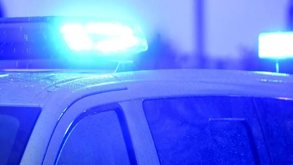 Blaulichter-leuchten-auf-dem-Dach-eines-Polizeifahrzeugs