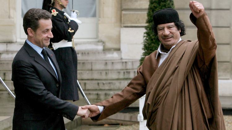 Sarkozy (l) begrüßt Gaddafi (Archivbild vom 10.12.2007): Damals war Gaddafi noch ein Geschäftspartner, für den in Paris der rote Teppich ausgerollt wurde. 
