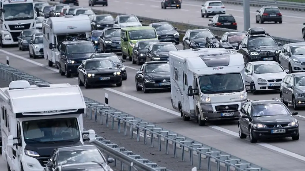 Fahrzeugkolonnen-sind-dicht-gedraengt-auf-der-Autobahn-zu-sehen